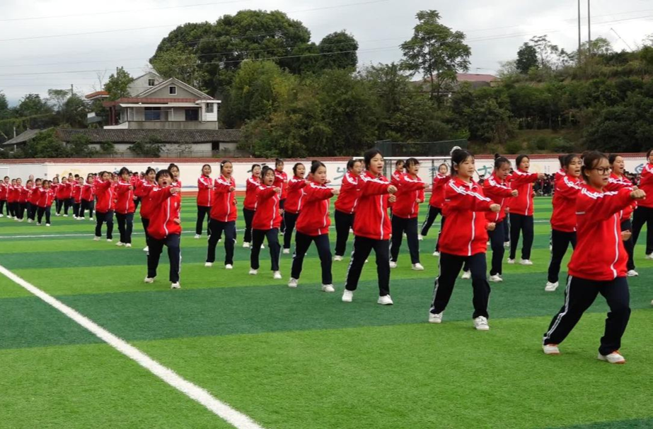 广播体操武术操同场竞技 职中学子风采绽光芒