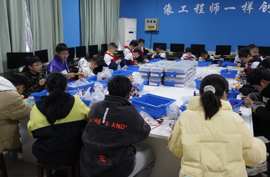 芷江举行首届中小学人工智能科创活动
