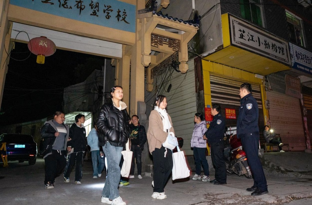 楠木坪镇：夜巡震慑驱隐患 护校亮剑保安宁