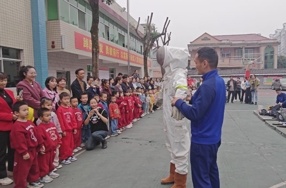 幼儿园师生走进消防站 体验“小小消防员”
