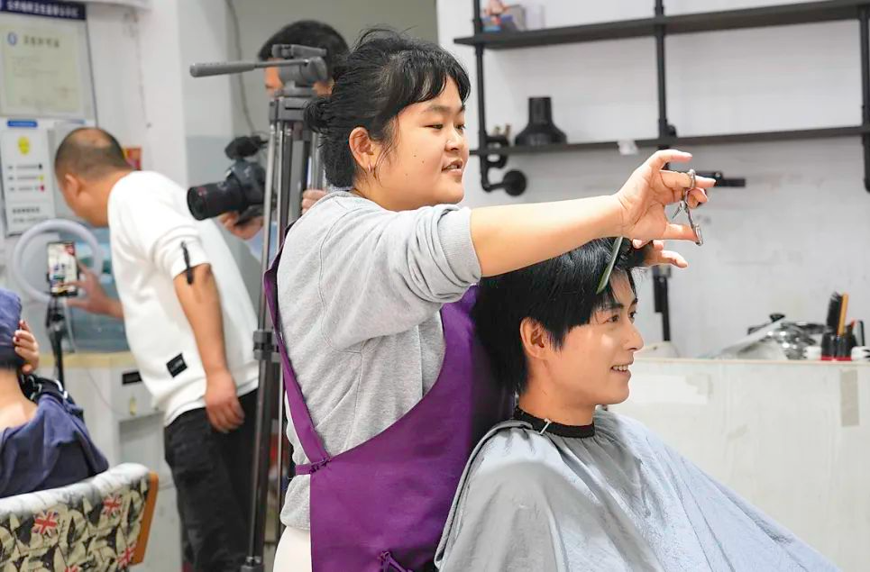 老顾客不光顾了？晓华理发店街道恢复宁静，她决定......