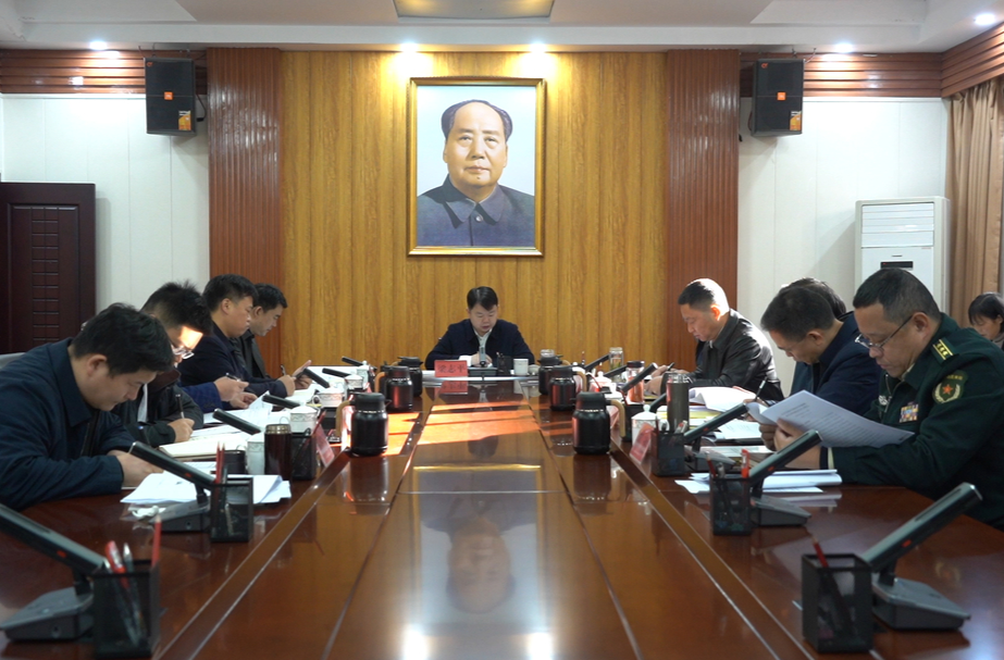 县委理论学习中心组举行2024年第十一次集体学习 梁志平主持