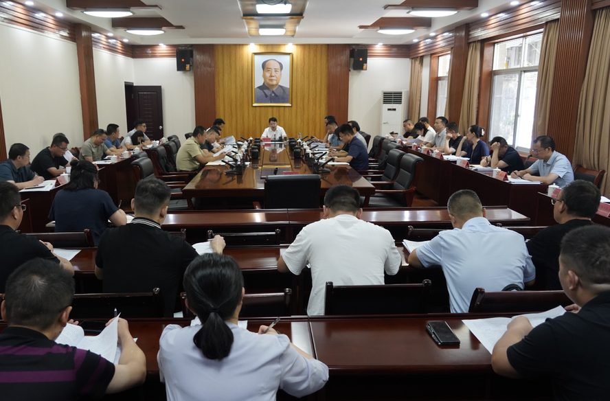县委理论学习中心组举行2024年第十次集体学习 梁志平主持