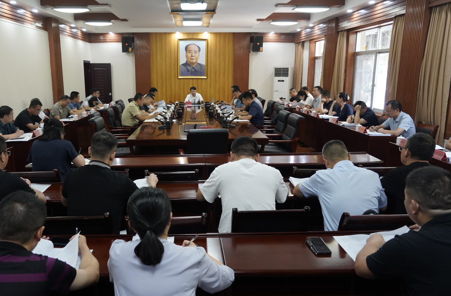 县委理论学习中心组举行2024年第十次集体学习 梁志平主持
