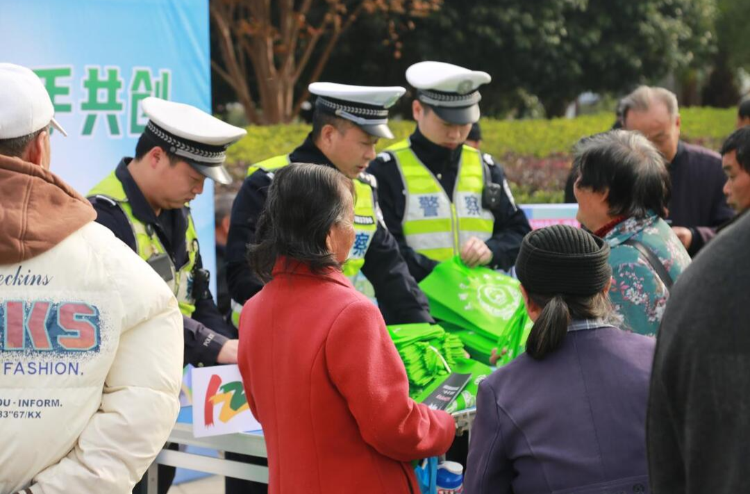 芷江交警开展122“全国交通安全日”主题宣传活动