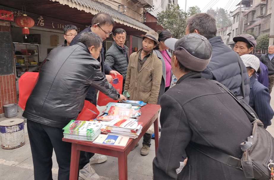 洞下场乡开展国家宪法日暨全国法制宣传日宣传活动