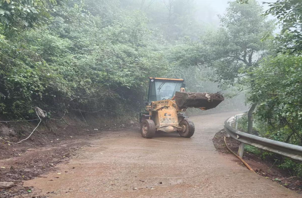 我为群众办实事｜罗卜田乡：清理路面落石泥土，消除道路安全隐患
