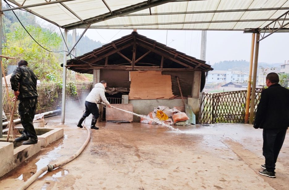 水宽乡：清洗集镇垃圾，助力人居环境