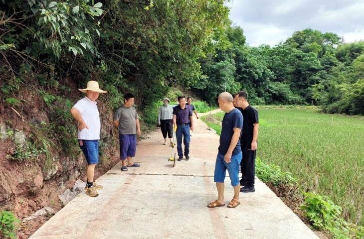 晓坪乡小冲村：硬化产业路 助力乡村振兴
