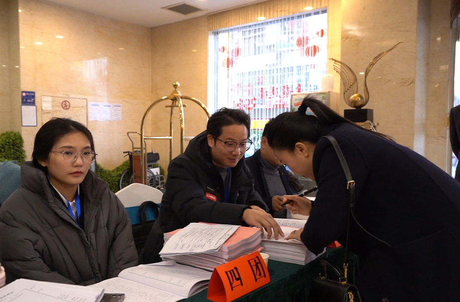 人大代表报到：盛情赴会话发展 为民代言谱新篇