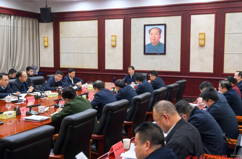 许忠建主持市委理论学习中心组集体学习