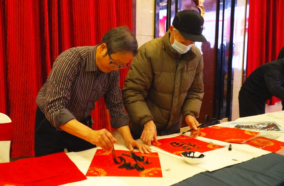 芷江老干部（老年）书画协会开展送书画进企业活动