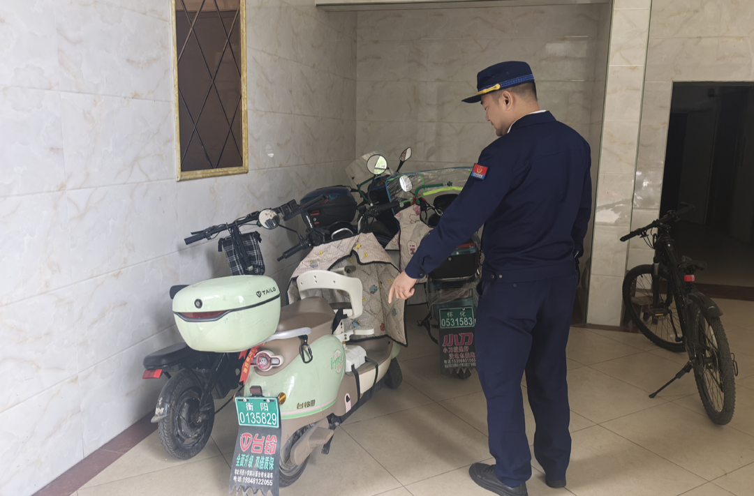 小区违规停放电动车 车主被消防行政警告