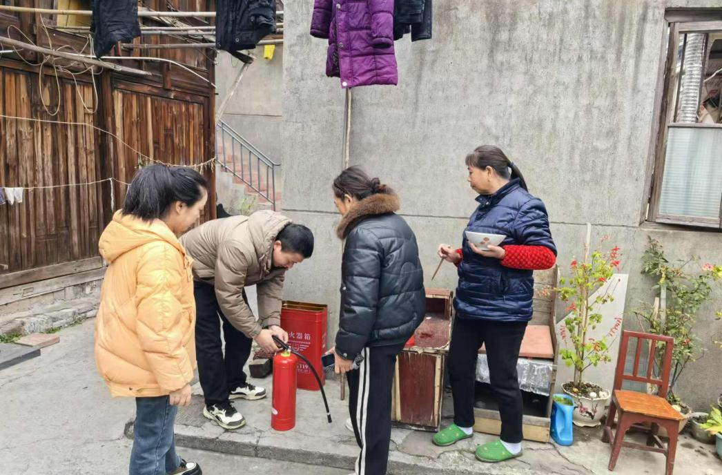芷江镇：敲门行动正当时 走村入户送平安