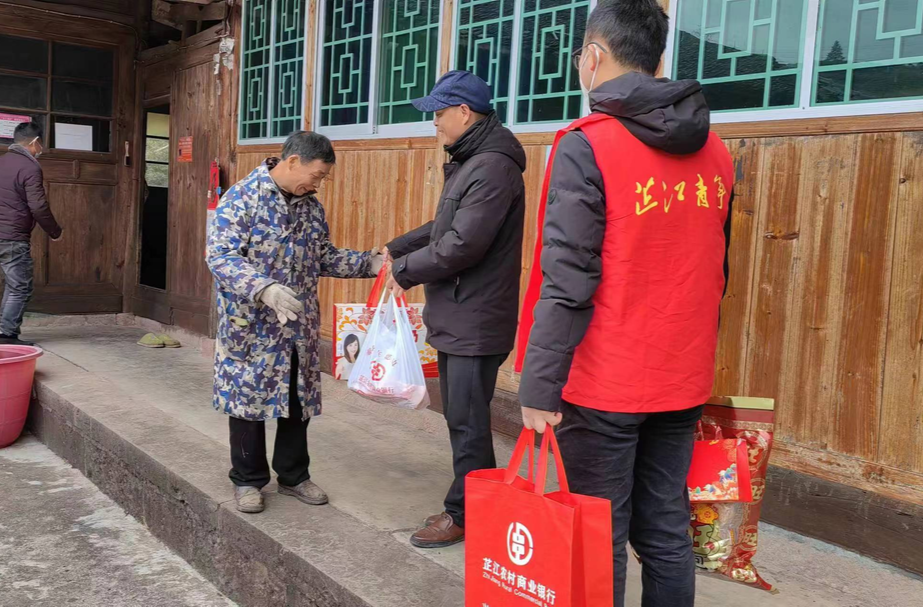 罗卜田乡：元旦佳节送关怀 冬日温情暖民心