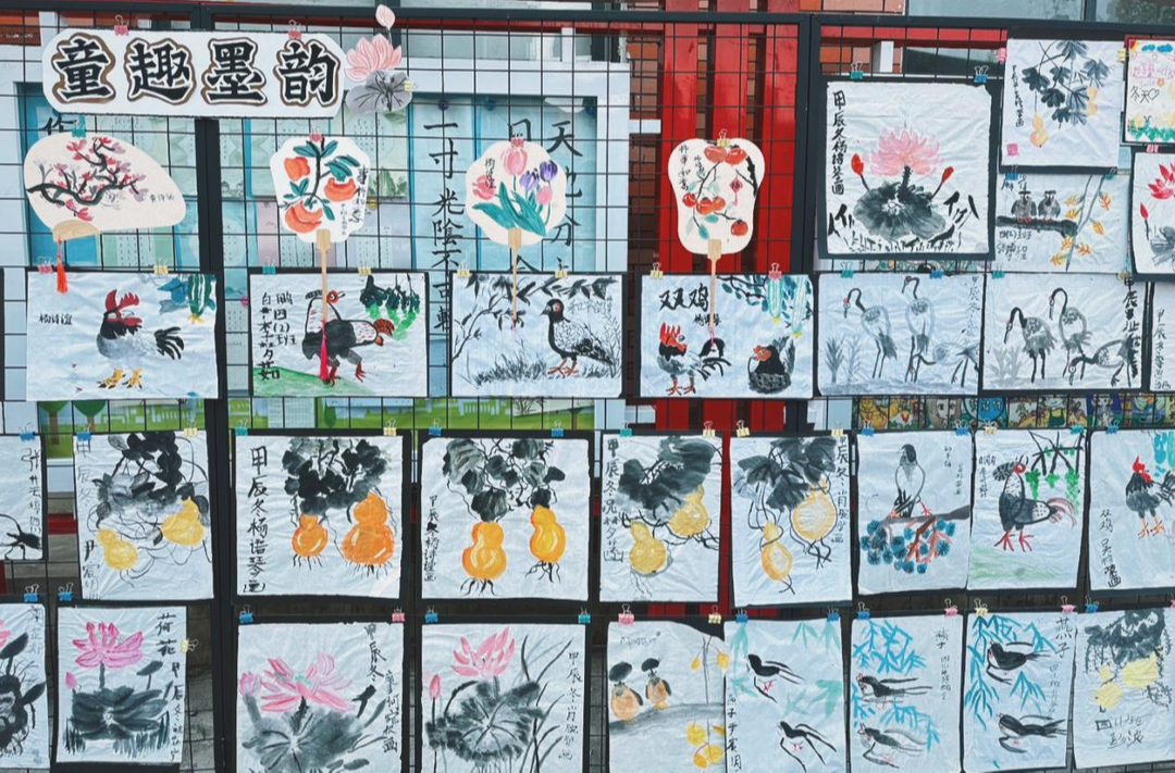 岩桥镇小学举办“童心绘就多彩世界”画展