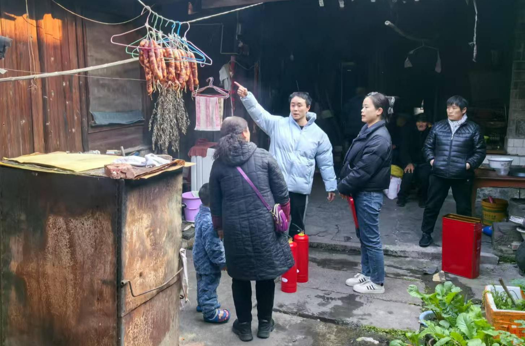 芷江镇黄甲街社区：开展消防安全检查与培训，筑牢居民安全防线