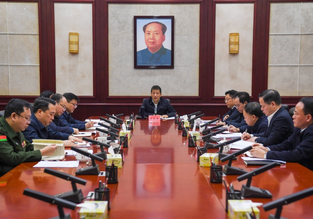 许忠建主持市委常委班子民主生活会会前学习暨市委理论学习中心组集体学习