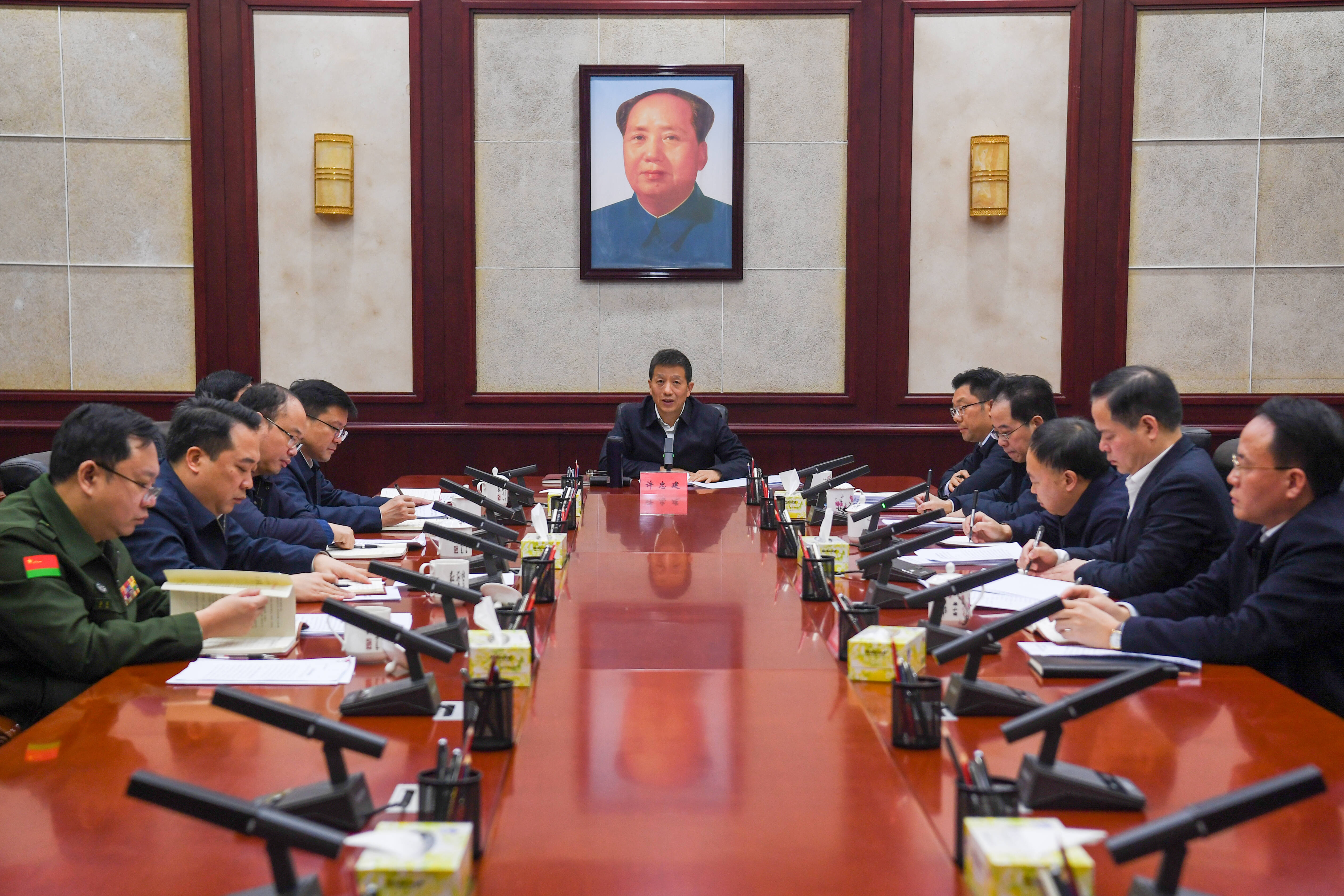 许忠建主持市委常委班子民主生活会会前学习暨市委理论学习中心组集体学习