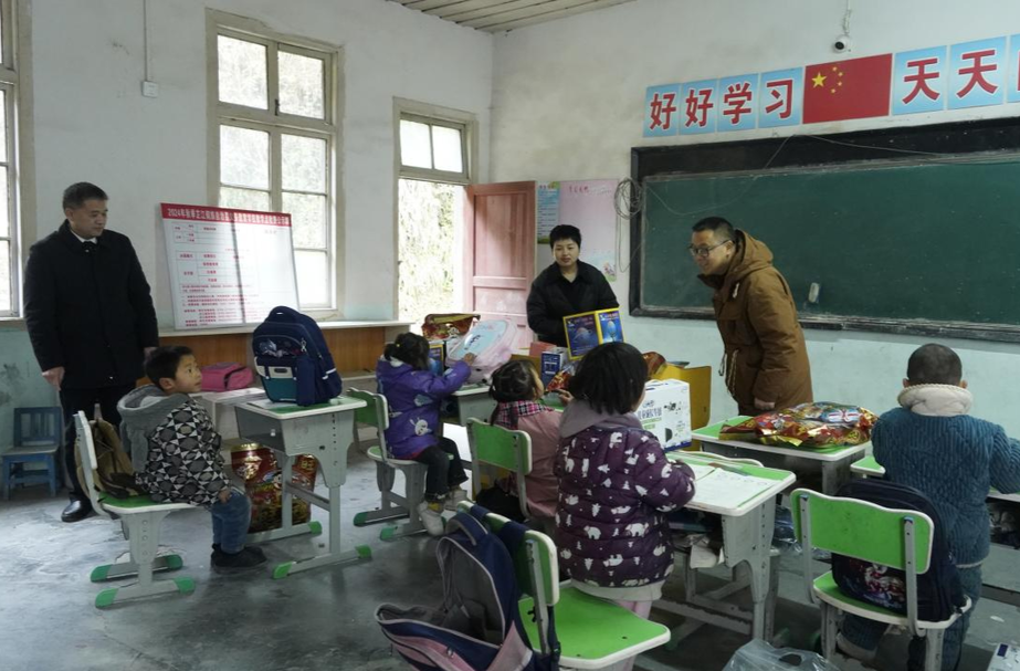 怀化市爱心商家新春送温暖 情系梨溪口乡偏远山区孩子