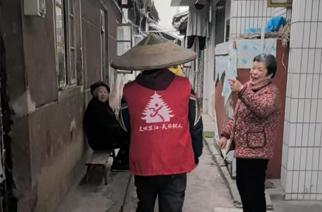 芷江镇：社区志愿者敲响“平安锣” 守护群众安全