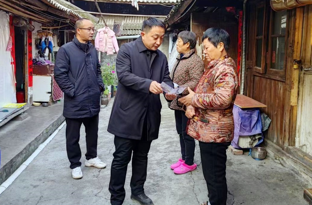 芷江镇：持续走访老旧小区，及时制止危险熏烤行为