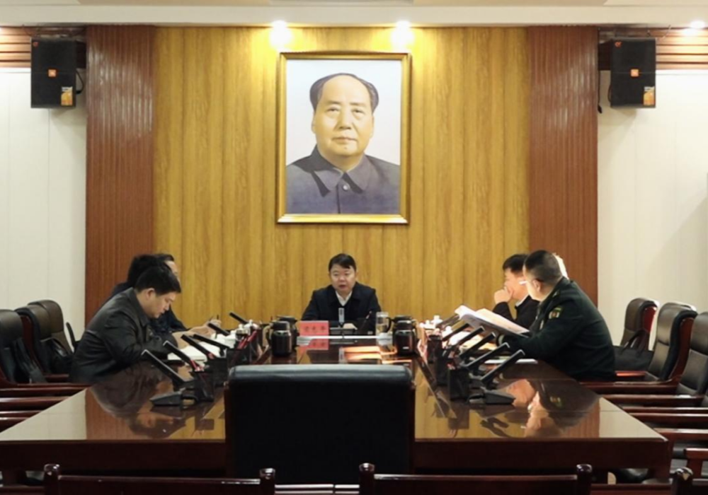 梁志平主持县委常委班子民主生活会会前学习暨县委理论学习中心组2025年第1次学习