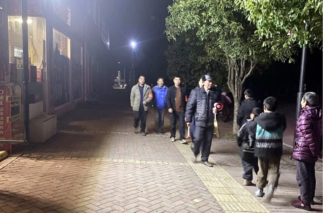 芷江镇海峡路社区：党建引领打更防火，共筑社区安全防线