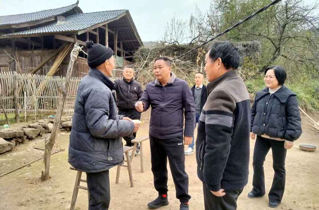 岁末寒冬情意浓 春节慰问暖人心：罗卜田乡开展走访慰问困难党员、群众活动