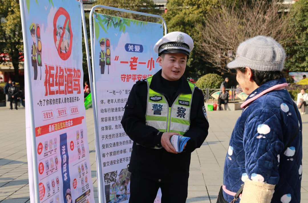 芷江公安交警全力守护春运交通安全