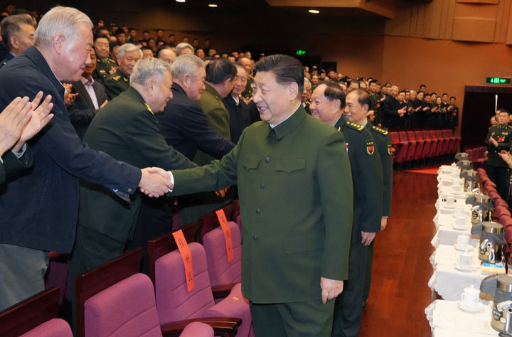 中央军委举行慰问驻京部队老干部迎新春文艺演出 习近平向全军老同志祝贺新春
