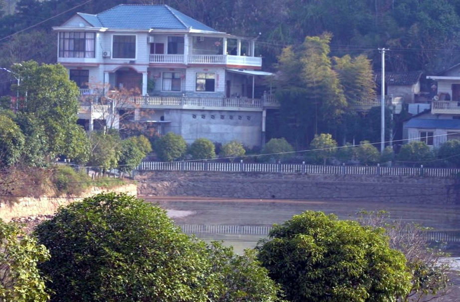 岩桥镇三渡溪村：打造美丽庭院新样板 引领乡村新风尚