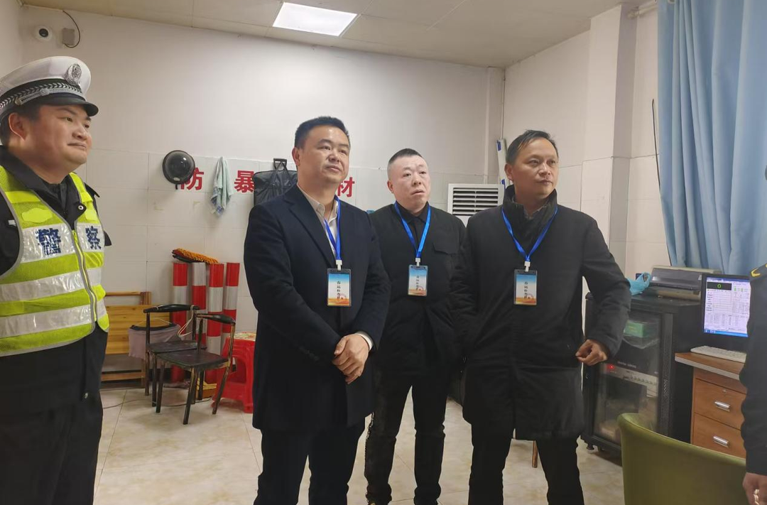 黄立深入春运一线开展安全检查