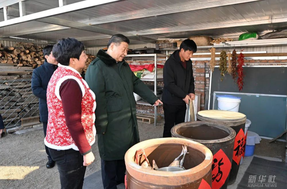 习近平在辽宁葫芦岛市看望慰问受灾群众
