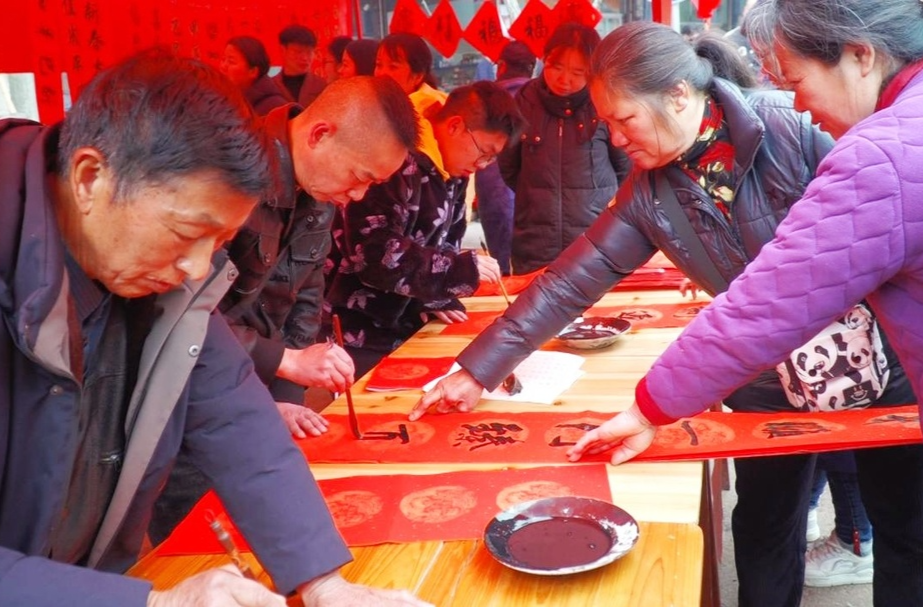 禾梨坳乡开展“送祝福 进万家” 活动