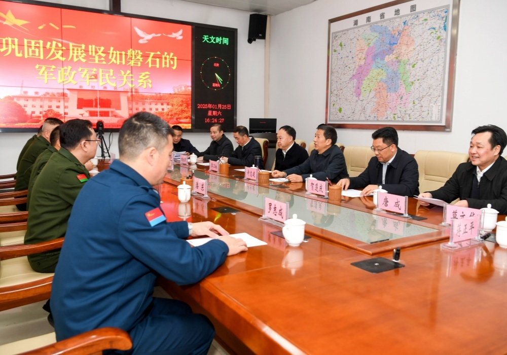 许忠建黎春秋走访慰问驻怀部队