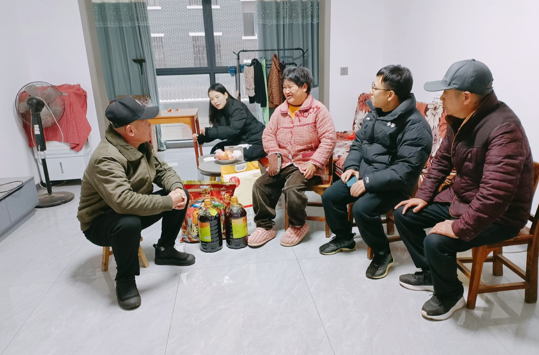 芷江易迁后扶办等单位开展志愿演出和慰问易地搬迁群众