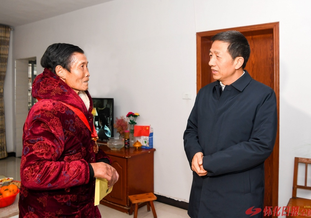 许忠建黎春秋等市领导走访慰问老党员、生活困难党员、困难群众、困难妇女和因公殉职党员家属