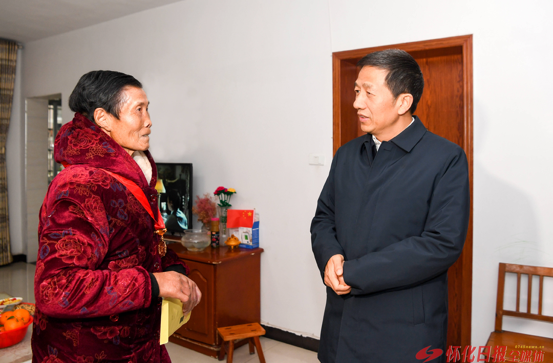 许忠建黎春秋等市领导走访慰问老党员、生活困难党员、困难群众、困难妇女和因公殉职党员家属