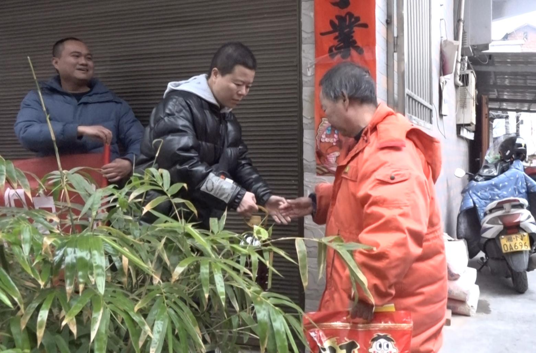 爱心企业温情慰问困难群众 春节关怀温暖人心