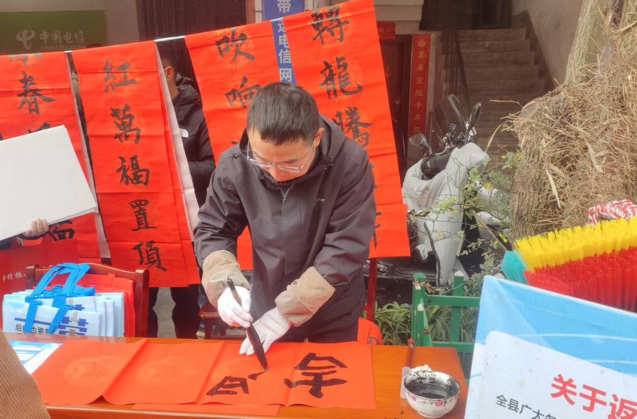 罗卜田乡开展“迎新春 写对联 送祝福”活动