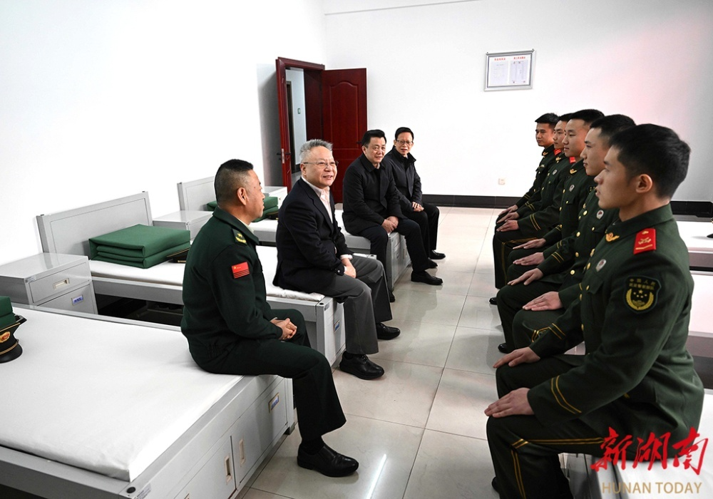 沈晓明看望慰问驻省委大院执勤武警