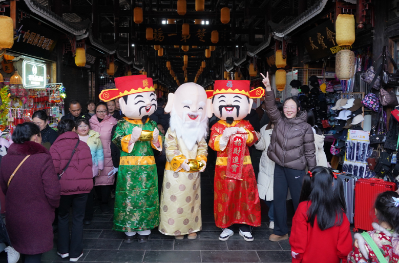 “福星”驾到，好运连连！芷江新春巡游赐福活动热闹开启