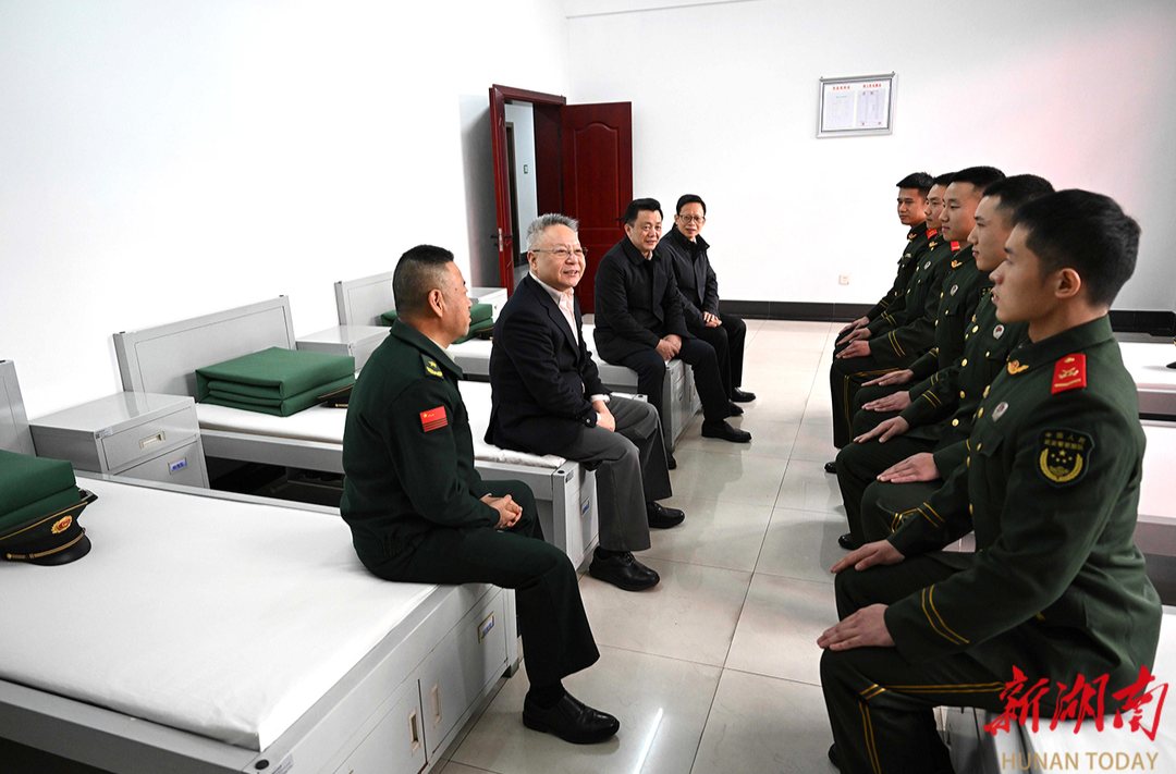 沈晓明看望慰问驻省委大院执勤武警