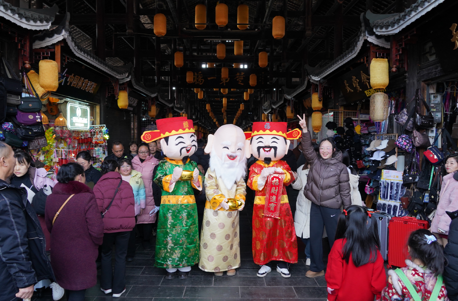 “福星”驾到，好运连连！芷江新春巡游赐福活动热闹开启