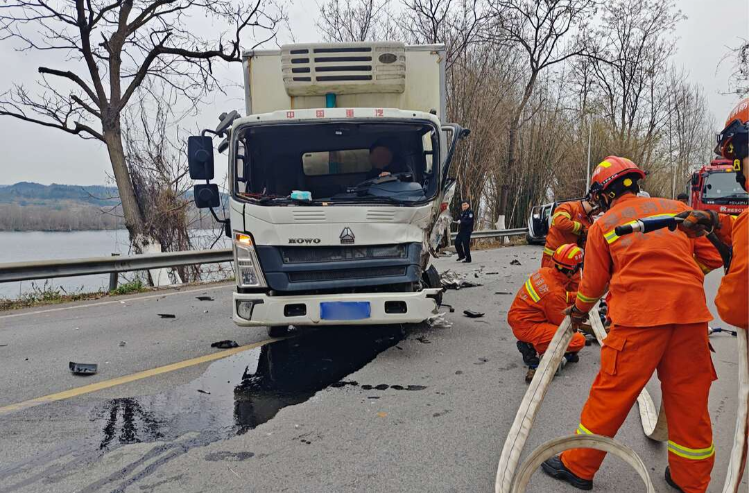 驾驶员被困车祸现场 芷江消防紧急救援