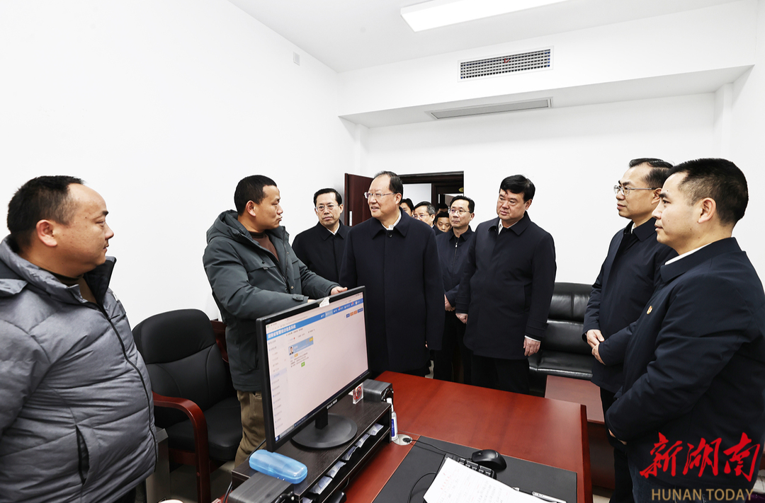 毛伟明赴省信访局看望慰问信访干部