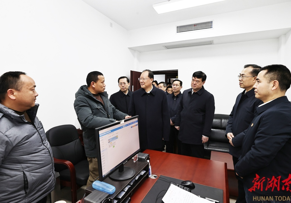 毛伟明赴省信访局看望慰问信访干部