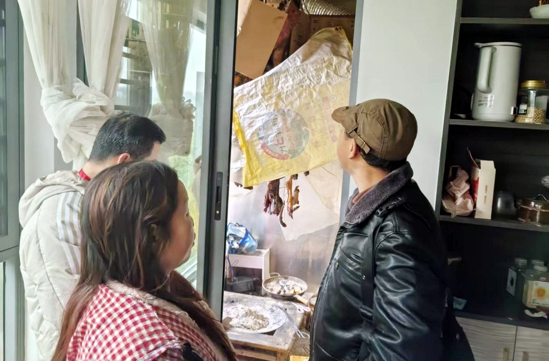 芷江镇：闻“熏”而动 紧急劝停室内熏烤腊肉