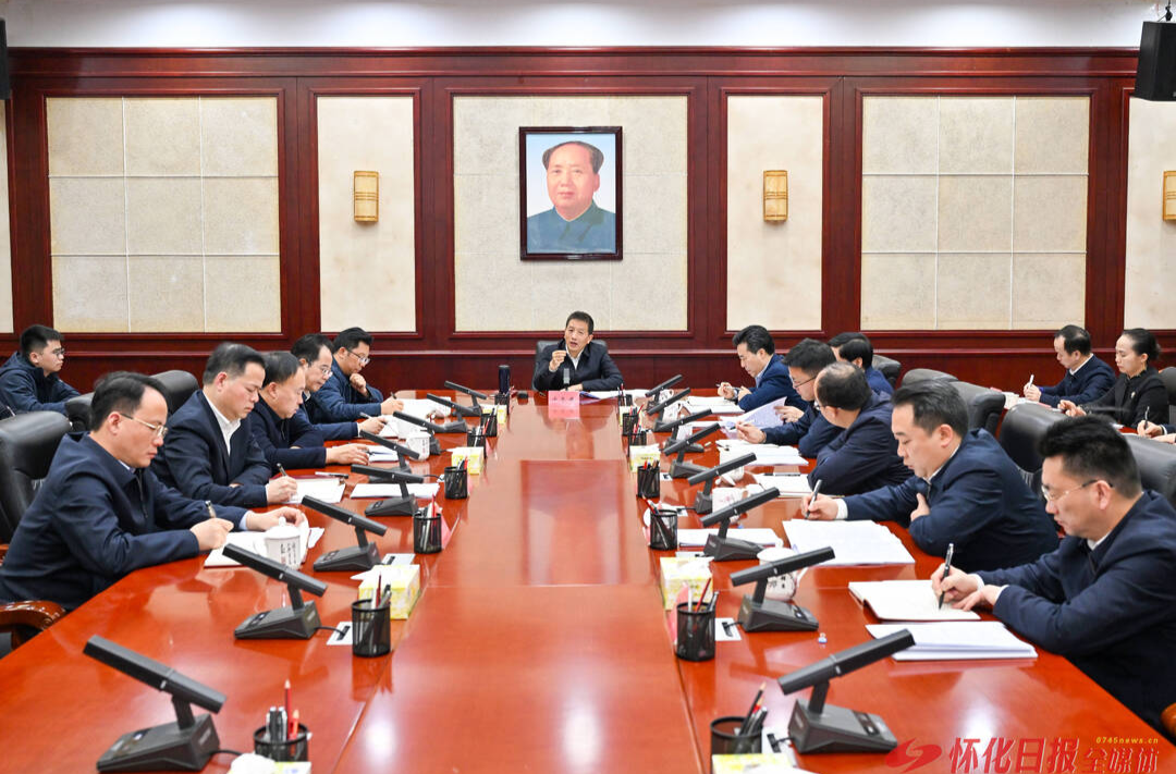 许忠建主持市委理论学习中心组集体学习